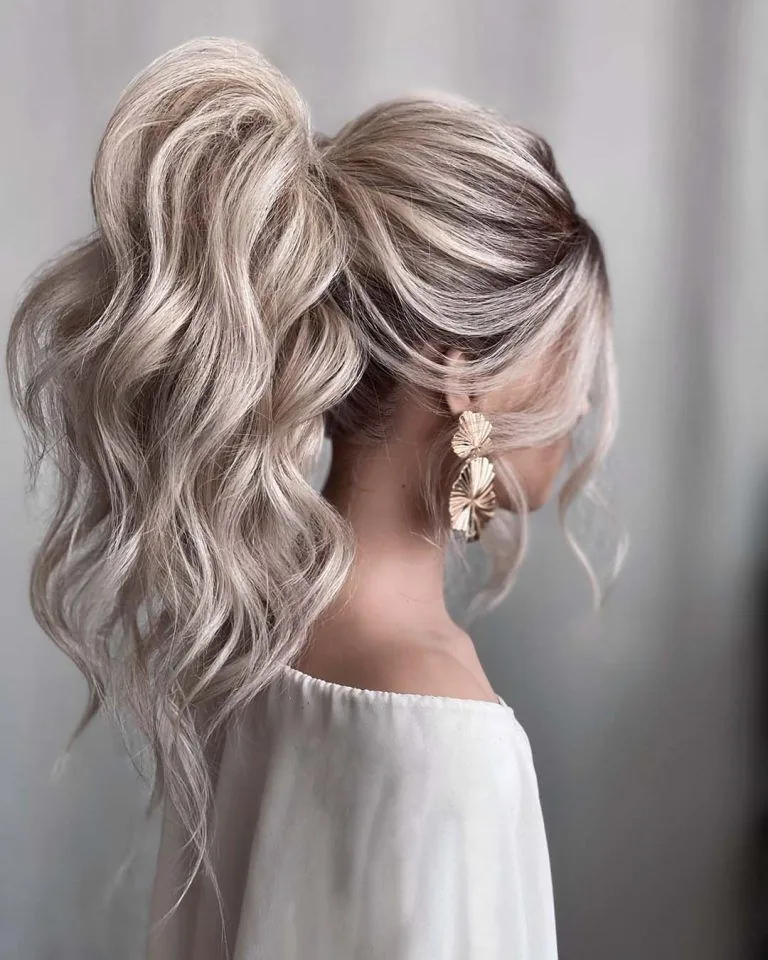 Coafură de eveniment — coadă blondă elegantă